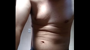 Homem sem camisa se mostrando