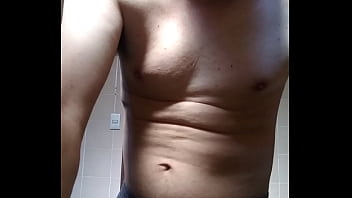 Homem sem camisa se mostrando