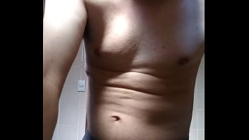 Homem sem camisa se mostrando