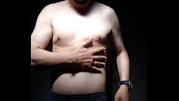 Homem sem camisa se mostrando