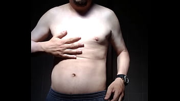 Homem sem camisa se mostrando