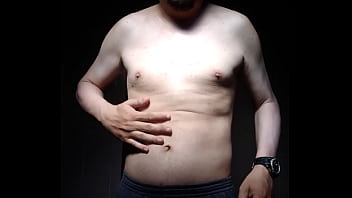 Homem sem camisa se mostrando