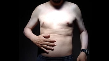 Homem sem camisa se mostrando