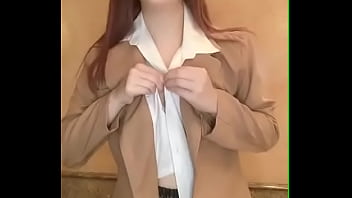 换成制服。请注意不要舔裤子。 换成制服。请注意不要舔裤子。