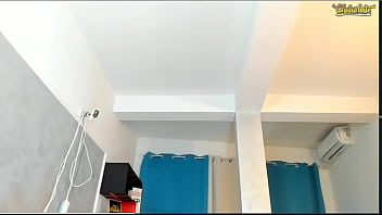 Mamita de grandes senos usando dildo