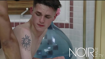 Mi Hermanastro Negro Me Pide Que Meta En La Bañera Con El ¿que Pasara thumbnail