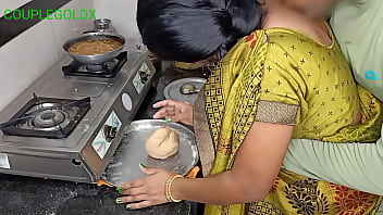 खाना पकाने समय कोन चोदता है छोड़ो मुझे