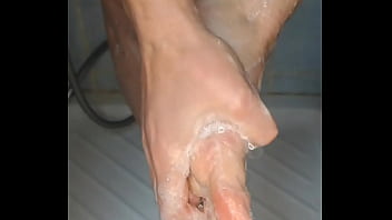 Piedini italiani sotto la doccia con tanta schiuma