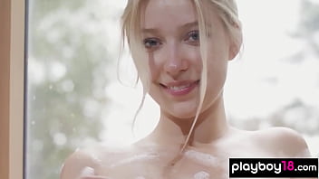 Cute all natural blonde hottie posing nude in the bath