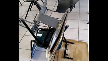 Mesabacos cojiendo en una escuela