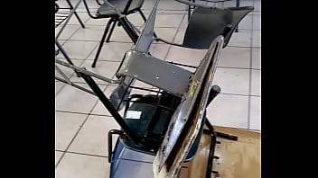 Mesabacos cojiendo en una escuela