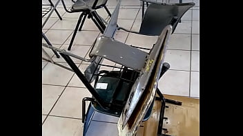 Mesabacos cojiendo en una escuela