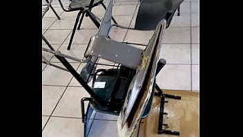 Mesabacos cojiendo en una escuela