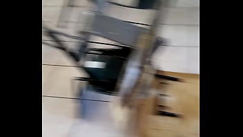 Mesabacos cojiendo en una escuela