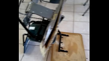 Mesabacos cojiendo en una escuela