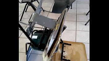 Mesabacos cojiendo en una escuela