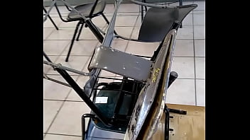 Mesabacos cojiendo en una escuela