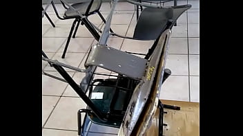 Mesabacos cojiendo en una escuela