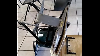 Mesabacos cojiendo en una escuela