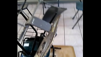 Mesabacos cojiendo en una escuela