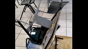 Mesabacos cojiendo en una escuela