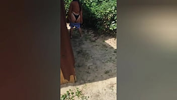 Peguei no flagra essa gostosa fazendo xixi na praia ela me viu e quis mamar