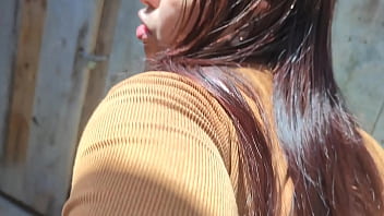 Peguei no flagra essa gostosa fazendo xixi na praia ela me viu e quis mamar