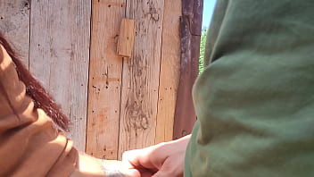 Peguei no flagra essa gostosa fazendo xixi na praia ela me viu e quis mamar