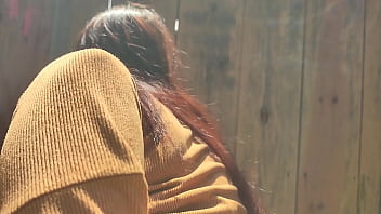 Peguei no flagra essa gostosa fazendo xixi na praia ela me viu e quis mamar