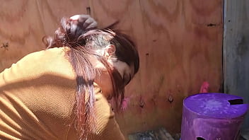 Peguei no flagra essa gostosa fazendo xixi na praia ela me viu e quis mamar