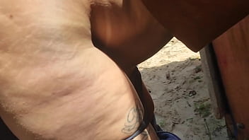 Peguei no flagra essa gostosa fazendo xixi na praia ela me viu e quis mamar
