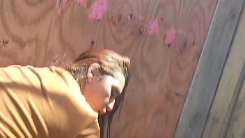 Peguei no flagra essa gostosa fazendo xixi na praia ela me viu e quis mamar