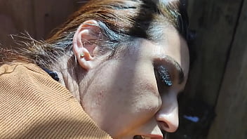 Peguei no flagra essa gostosa fazendo xixi na praia ela me viu e quis mamar