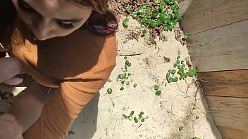 Peguei no flagra essa gostosa fazendo xixi na praia ela me viu e quis mamar