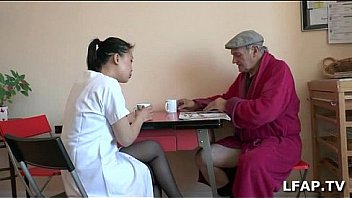 Papy voyeur se fait sucer par son aide soignante