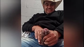Yuri Gaúcho Cowboy Mega Dotado Macetando A Pica Até Jorrar Porra Urso Brasileiro Dotadão Gozando No Escritório thumbnail