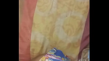 Mi madrastra me ayuda con una paja y garganta profunda