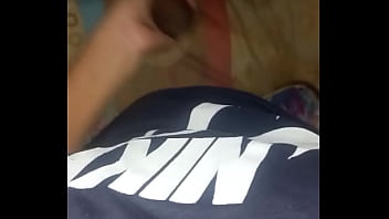 Mi madrastra me ayuda con una paja y garganta profunda