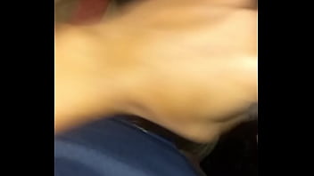 Mi madrastra me ayuda con una paja y garganta profunda