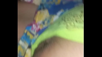 Mi madrastra me ayuda con una paja y garganta profunda