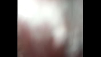 Mi madrastra me ayuda con una paja y garganta profunda