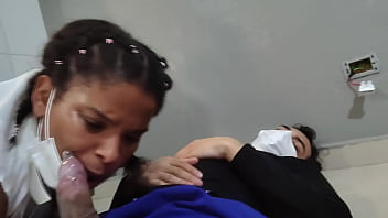 A enfermeira ninfomaníaca esquentou o doente que só gostaria de um cobertor