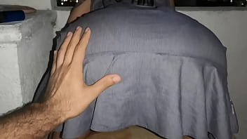 Enseñando el culo de mi puta