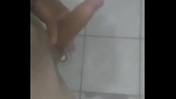 Moreno Se Mostra No Banho thumbnail