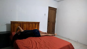 Cock addicted woman masturbates her beautiful pussy with a vibrator