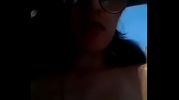 Ninfomana jugando con su juguete con su familia afuera