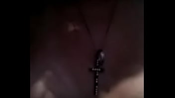 Ninfomana jugando con su juguete con su familia afuera