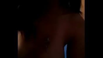 Ninfomana jugando con su juguete con su familia afuera