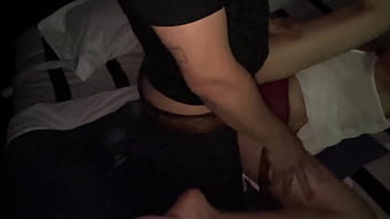 Pareja latina cogiendo en casa sola antes de que lleguen los invitados al evento