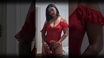 Lingerie vermelha salto alto coleira de safada e goza na sua putinha